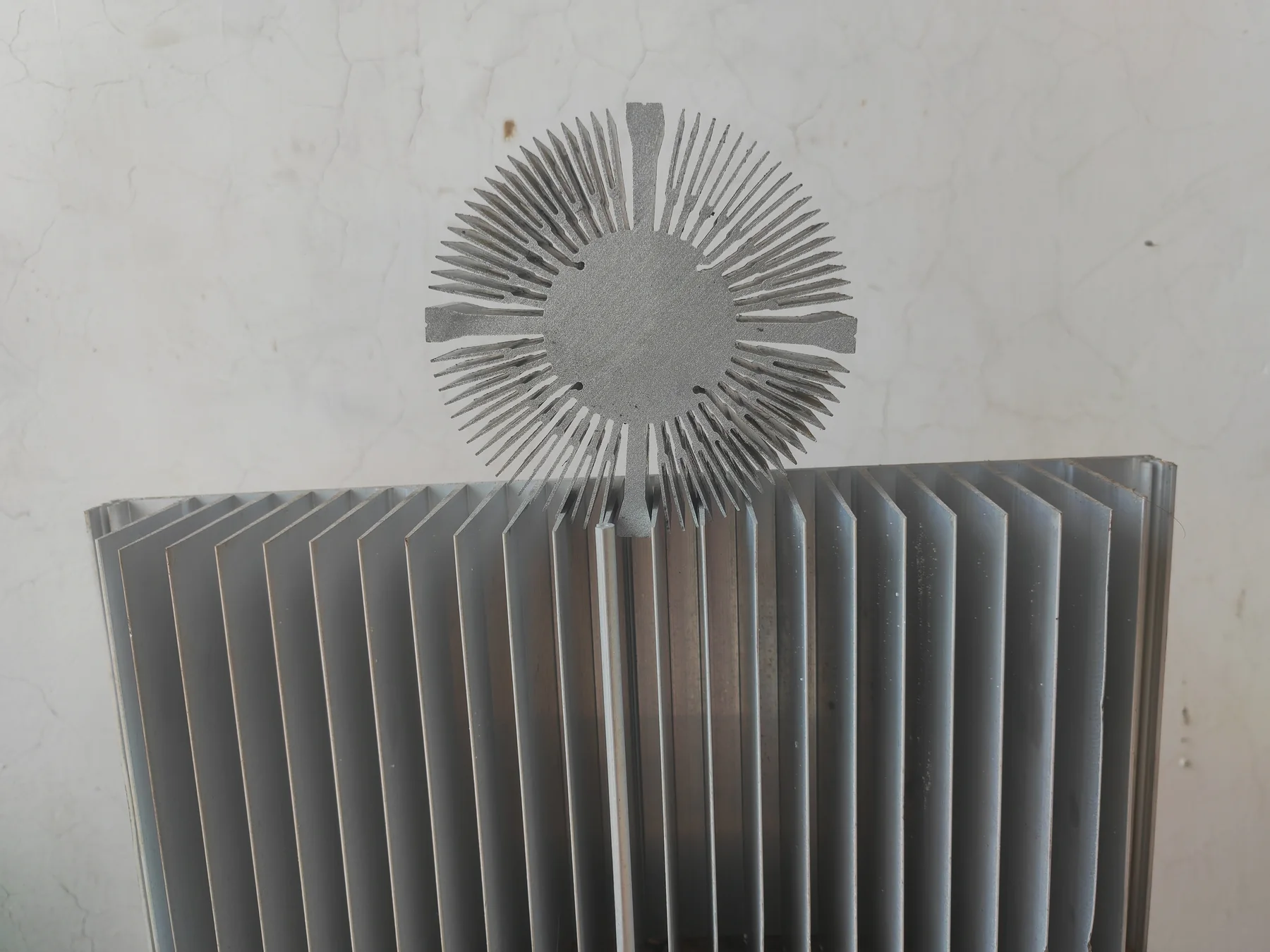 Large plate-fin aluminium heat sink profile